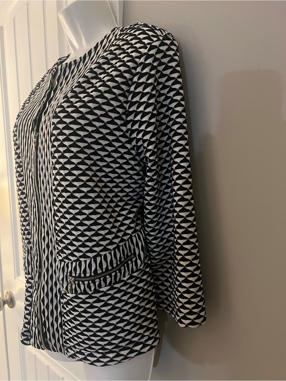 Travelers by Chico’s Black White Geometric 3D Pattern Zip Jacket Size 2/L/12 - Picture 4 of 12